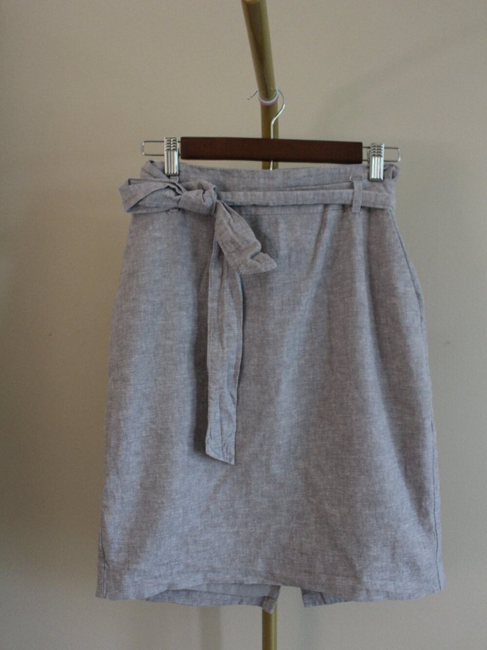 Women's Ann Taylor Factory Pencil Linen Light Grey Skirt with Belt, Size 4P